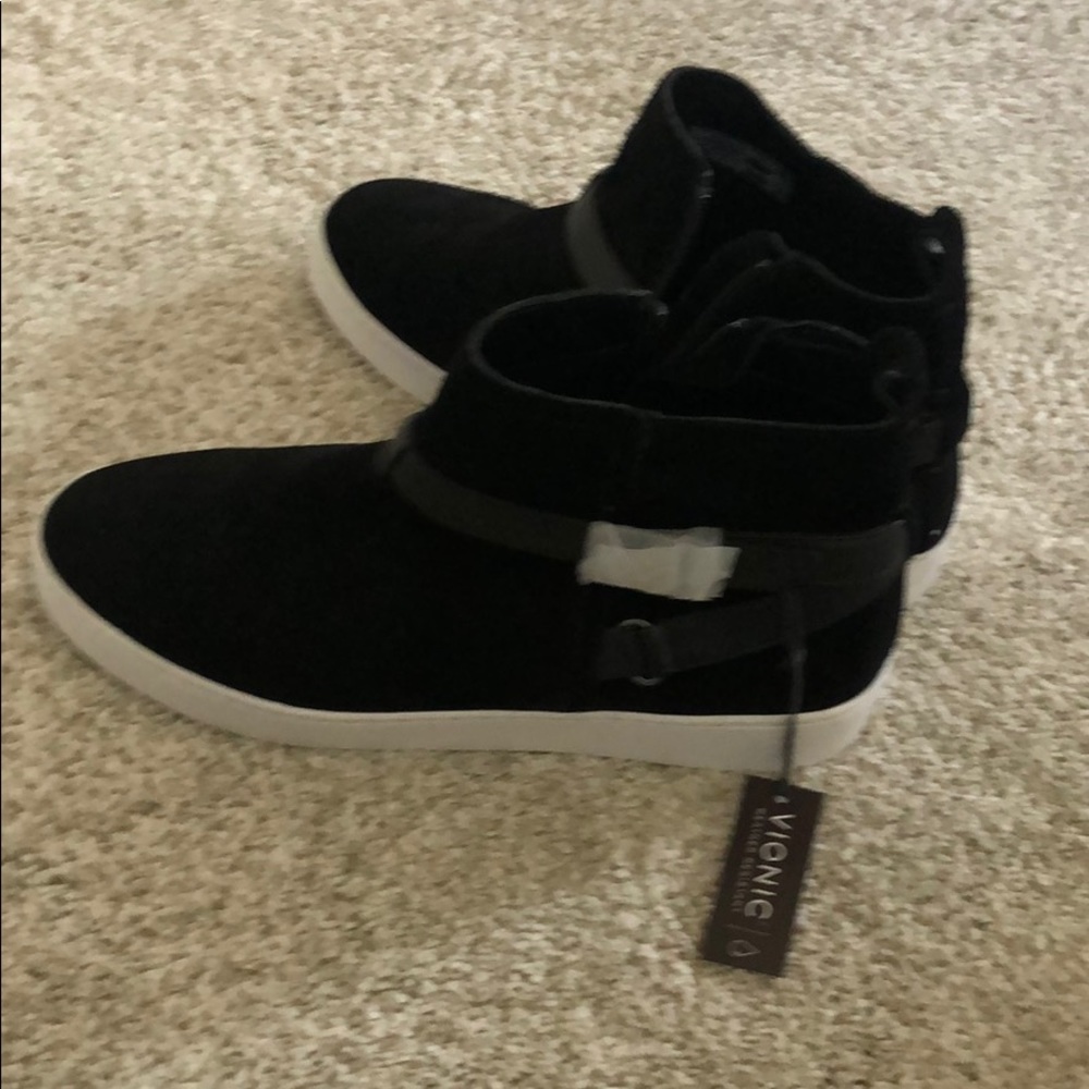 New Never Worn Vionic sneakers